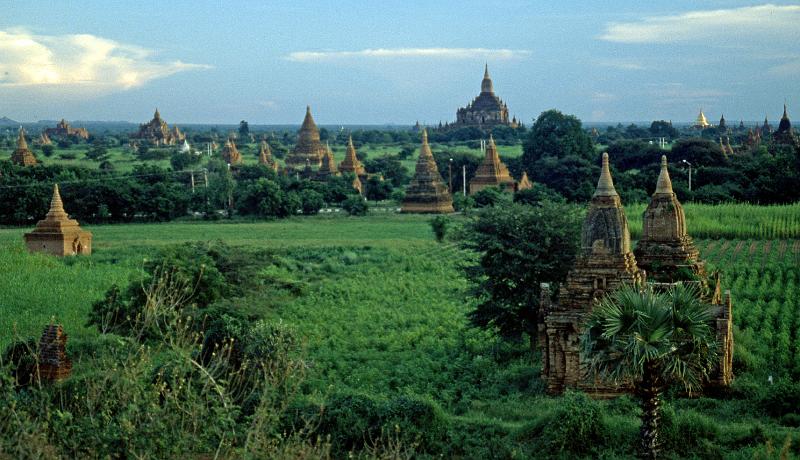 Burma-19-Seib-2002.jpg - Temples of Bagan (© Roland Seib)