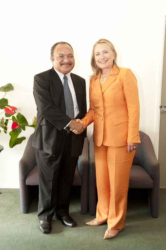 Hillary_Rodham_Clinton_and_Peter_ONeill_August_31,_2012.jpg - U.S. Secretary of State Hillary Rodham Clinton meets with the Prime Minister Peter Charles Paire O'Neill of Papua New Guinea following their meeting at the Pacific Islands Forum in Rarotonga, Cook Islands, August 31, 2012. (State Department photo/ Public Domain)(source: http://www.flickr.com/photos/statephotos/7904295514/; 27.5.2013)