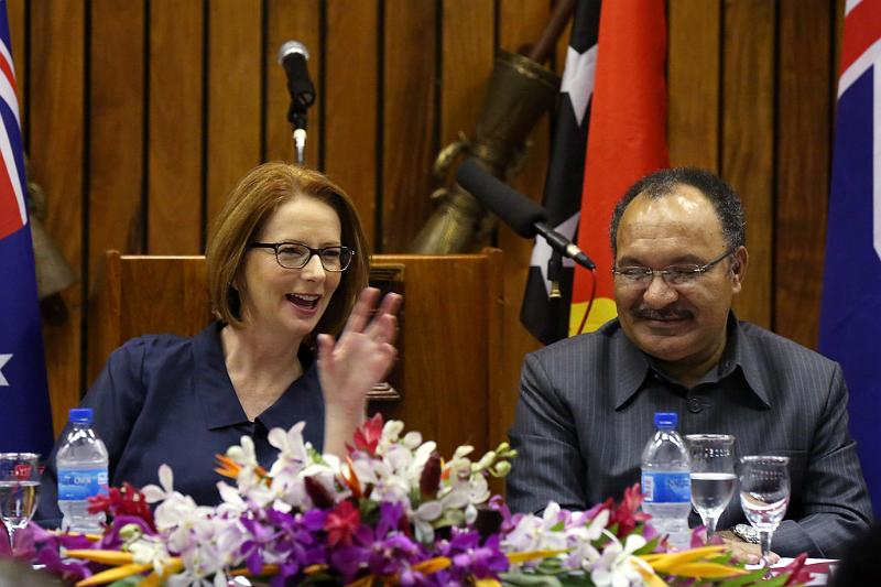 Julia+Gillard+Visits+Papua+New+Guinea+Day+_0PMnE5Ht2vx.jpg - Australian Prime Minister Julia Gillard (L) attends a state dinner with Papua New Guinea Prime Minister, Peter O'Neill at Parliament House on May 9, 2013 in Port Moresby (May 8, 2013 - Source: Chris McGrath/Getty Images AsiaPac)(http://www.zimbio.com/pictures/9eI2ox3XFP7/Julia+Gillard+Visits+Papua+New+Guinea/_0PMnE5Ht2v; 27.5.2013)