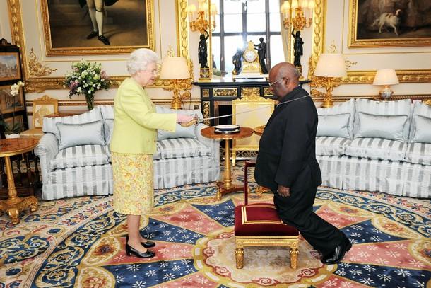 POM-72-2011.jpg - WINDSOR, UNITED KINGDOM - APRIL 26, 2011:  Queen Elizabeth II grants the Governor-General of Papua New Guinea, Michael Ogio, the Grand Cross of the Order of St Michael and St George in the White Room at Windsor Castle in Windsor, United Kingdom (Photo by Tim Ireland/WPA Wire/Getty Images)