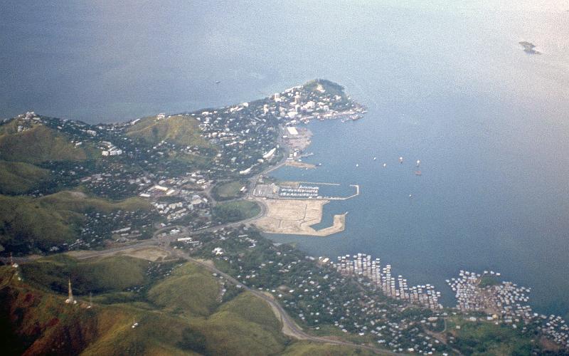 POM-88-Seib-2000.jpg - Town and harbour in 2000 (Photo by Roland Seib)