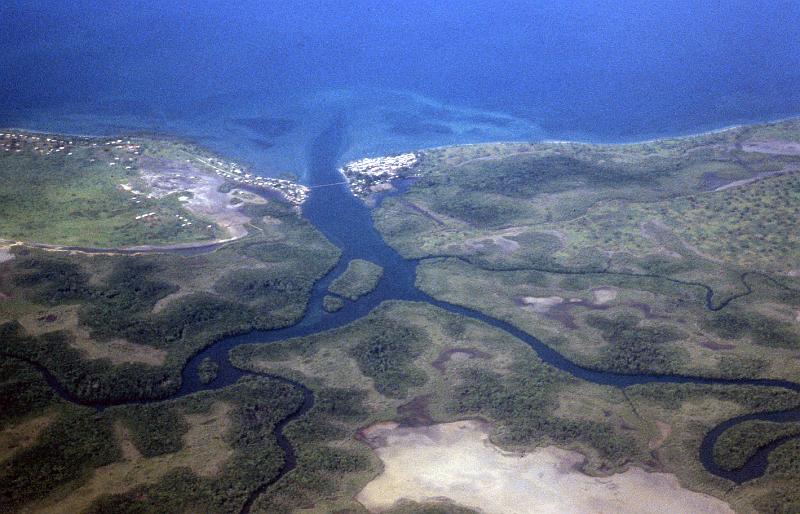 POM-89-Seib-2000.jpg - South coast on the flight to Western province 2000 (Photo by Roland Seib)