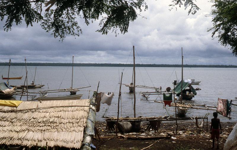 POM-91-Seib-2000.jpg - Squatter settlement, Daru harbour 2000 (Photo by Roland Seib)