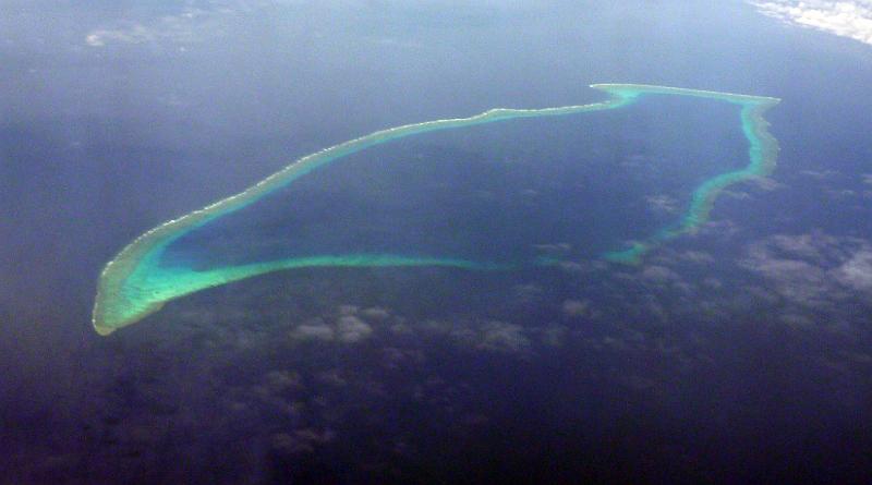 POM-99-Seib-2012.jpg - Atoll on the flight to Cairns (Photo by Roland Seib)