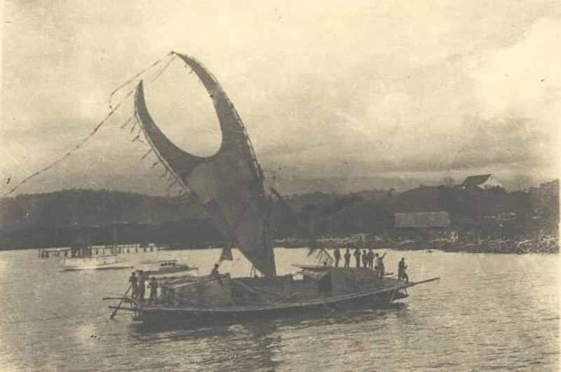 HistPOM-13-1920.jpg - Trading canoe 1920 (source: https://sites.google.com/site/moresbyhistory/; accessed: 3.2.2013)
