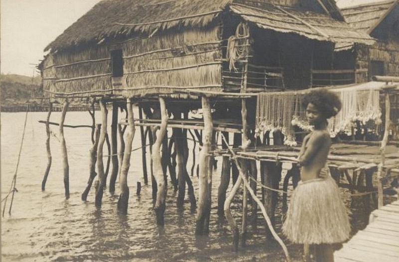 HistPOM-16-1921.jpg - Hanuabada villager 1921 (source: https://sites.google.com/site/moresbyhistory/; accessed: 3.2.2013)