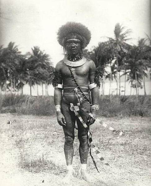 HistPOM-17-1922.jpg - Papuan man 1922 (source: https://sites.google.com/site/moresbyhistory/; accessed: 3.2.2013)