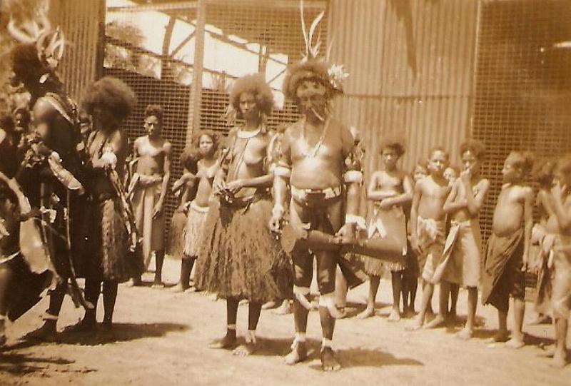 HistPOM-29-1950.jpg - Papuan dancers 1950 (source: https://sites.google.com/site/moresbyhistory/; accessed: 3.2.2013)