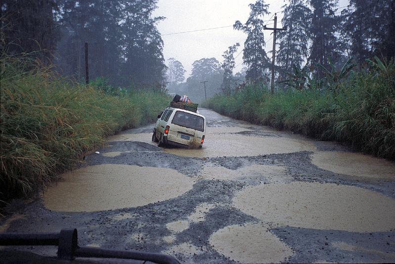 PNG3-02-Seib-1999.jpg - Highlands Highway near Kainantu, Eastern Highlands 1999 (Photo by Roland Seib)