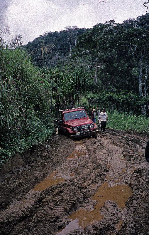 PNG3-03-Seib-1997.jpg - Bad state of the roads, Eastern Highlands 1997 (Photo by Roland Seib)