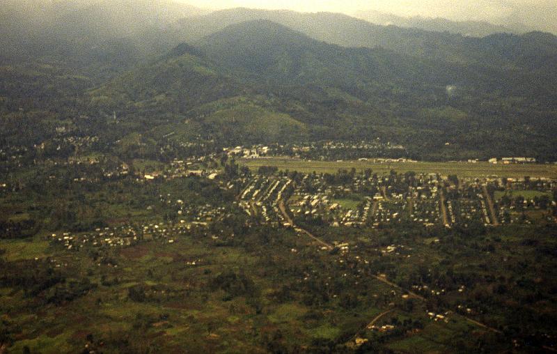 PNG3-14-Seib-1999.jpg - Aerial view of Goroka 1999 (Photo by Roland Seib)