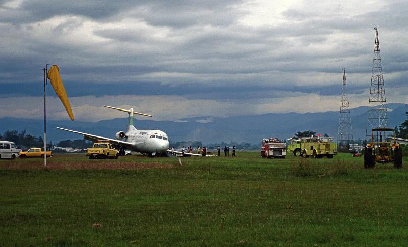 PNG3-15-Seib-1987.jpg - A blessing in disguise, no injuries, one of the rare accidents of the national airline Air Niugini, Goroka 1999 (Photo by Roland Seib)