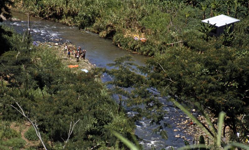 PNG3-17-Seib-1987.jpg - Goroka River near the prison outside of town (Photo by Roland Seib)