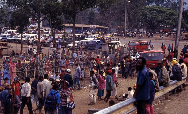 PNG3-20-Seib-1987.jpg - Main market of Goroka 1997 (Photo by Roland Seib)