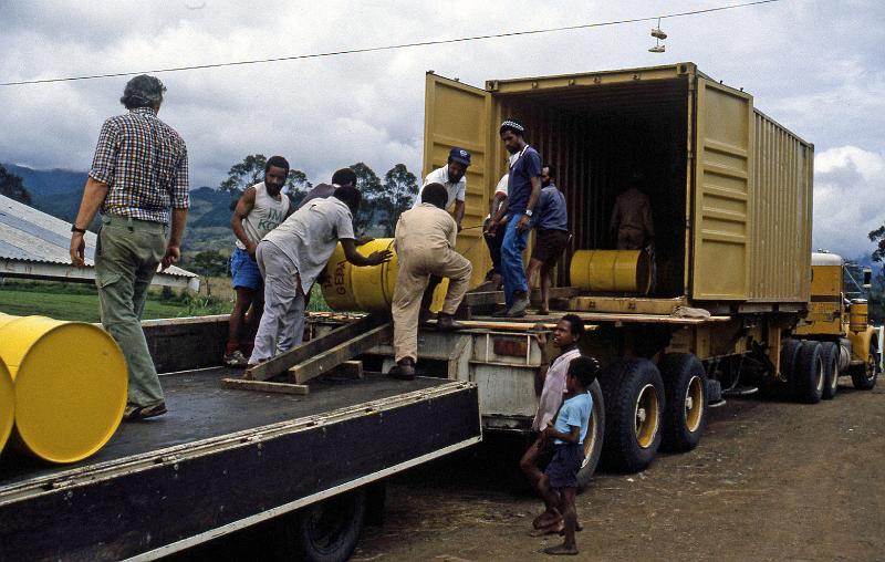 PNG3-24-Seib-1987.jpg - Loading of honey of the company "Honey Producers Ltd" for the German Fair Trade Company GEPA (Society for the Promotion of Partnership with the Third World), Goroka 1987 (Photo by Roland Seib)