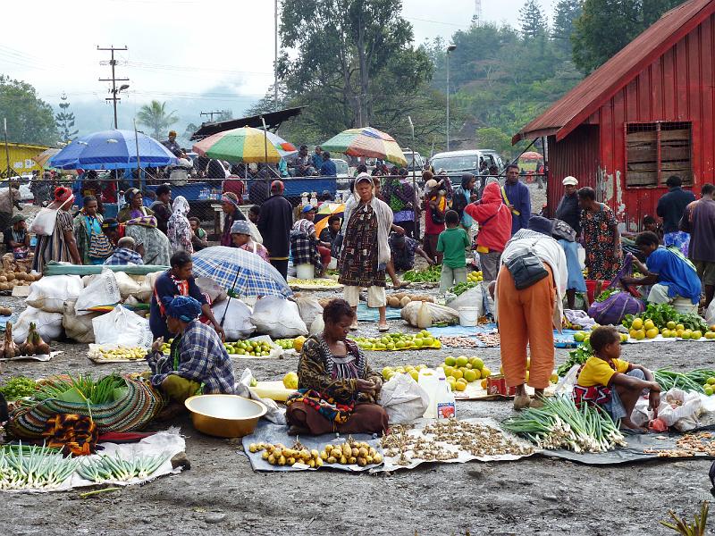 PNG3-44-Seib-2012.jpg - On the market 2012 (Photo by Roland Seib)