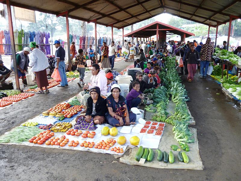 PNG3-46-Seib-2012.jpg - On the market (Photo by Roland Seib)