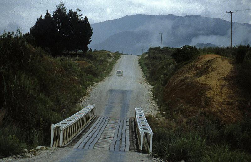 PNG3-57-Seib-1987.jpg - Highlands Highway in Western Highlands Province 1987 (Photo by Roland Seib)