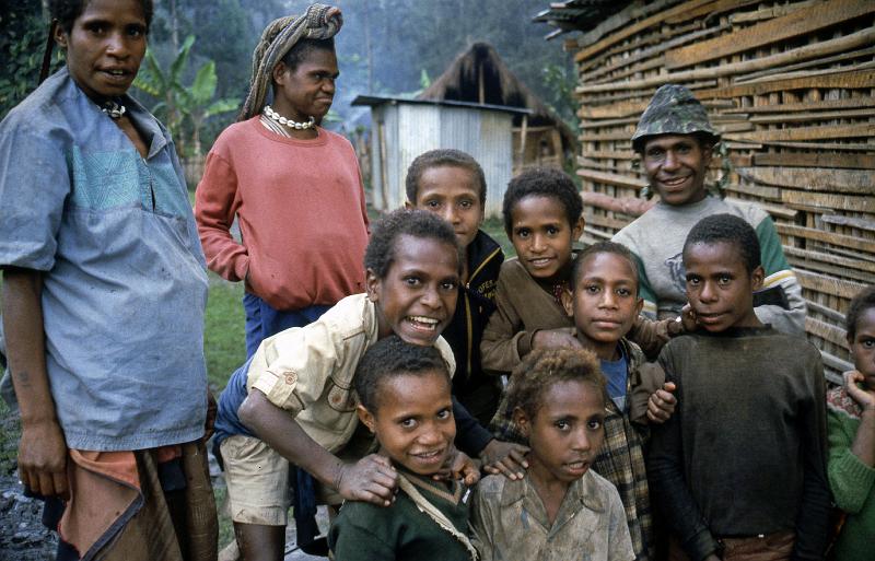 PNG3-77-Seib-1987.jpg - Along Highlands Highway in Enga Province 1987 (Photo by Roland Seib)