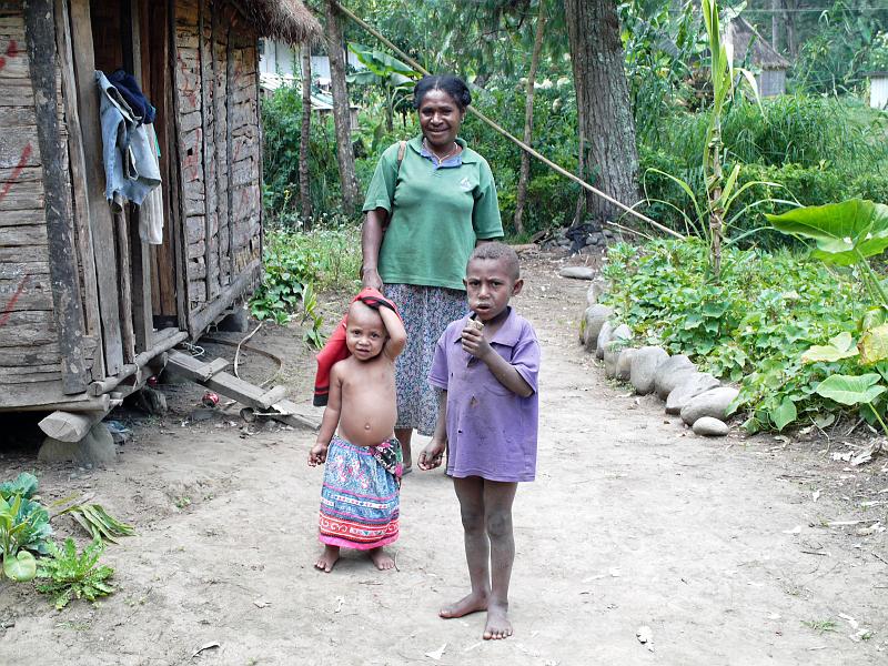 PNG3-95-Seib-2012.jpg - People of the village (Photo by Roland Seib)