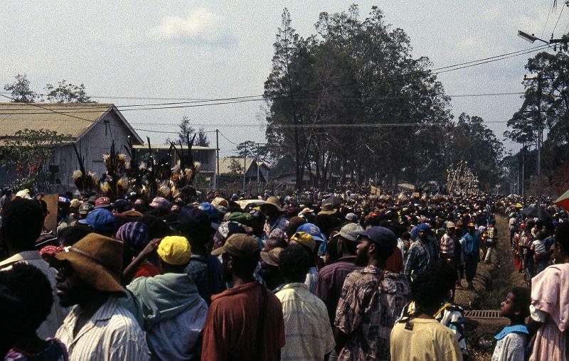 PNG4-01-Seib-1996.jpg - Cultural Show or sing-sing in Goroka, march to the showground 1996 (Photo by Roland Seib); the first show was held in the Eastern Highlands capital in 1956; for photos of the Goroka Shows in 1957 and 1958 see http://www.pngaa.net/Photo_Gallery/Ross_Johnson/Goroka%20Show/index.html