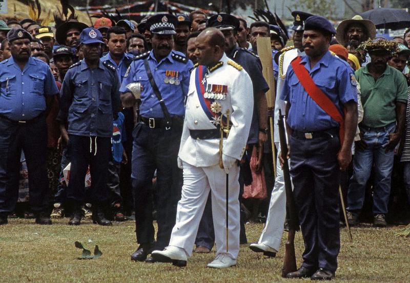 PNG4-05-Seib-1999.jpg - Arrival of the Governor-General of Papua New Guinea Sir Silas Atopare 1999 (Photo by Roland Seib)