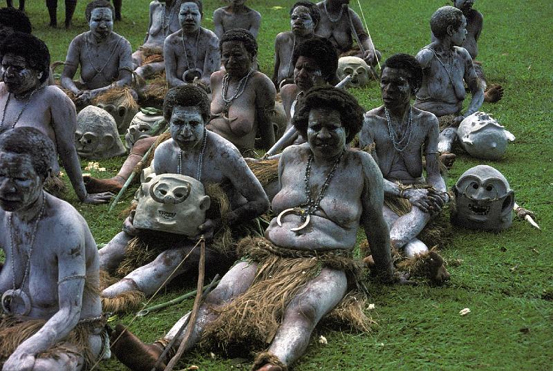 PNG4-20-Seib-2000.jpg - Asaro Mudwomen at the first cultural show only for women, Goroka 2000 (Photo by Roland Seib)