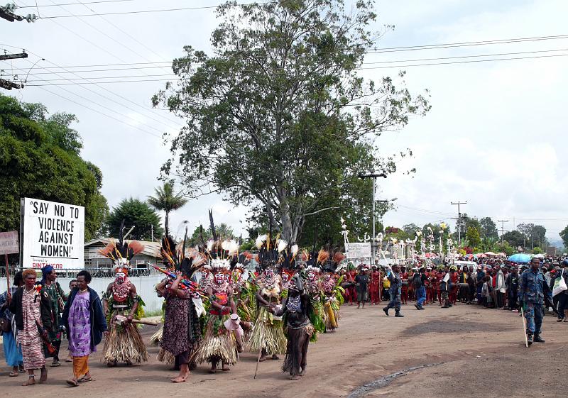 PNG4-30-Seib-2012.jpg - Arrival of the 114 singsing groups with great participation of the population (Photo by Roland Seib)