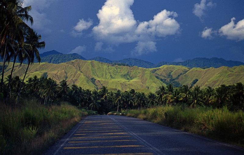 PNG6-003-Seib-1996.jpg - Highlands Highway, Markham Valley, Morobe Province (Photo by Roland Seib)