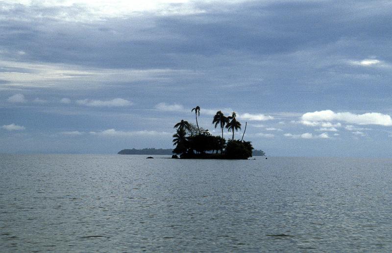 PNG6-056-Seib-1987.jpg - Island near Madang (Photo by Roland Seib)