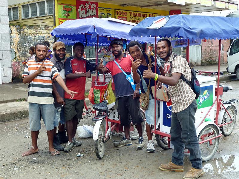 PNG6-065-Seib-2012.jpg - Travellers and sellers in the city center, Madang 2012 (Photo by Roland Seib)
