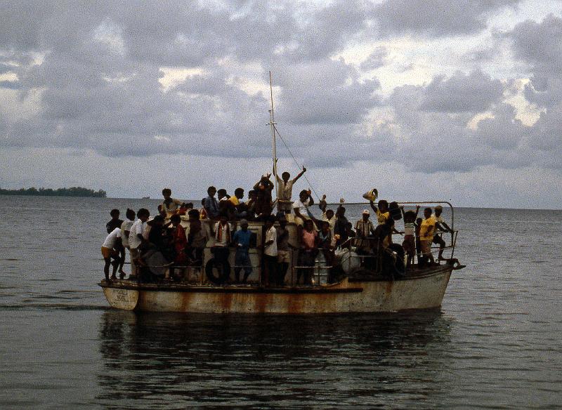 PNG6-076-Seib-1987.jpg - Departure of a supply vessel from Madang 1987 (Photo by Roland Seib)