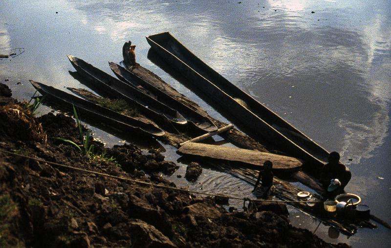 PNG6-081-Seib-1997.jpg - Transport on the Sepik River (Photo by Roland Seib)