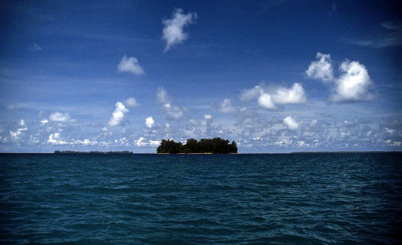 PNG6-087-Seib-1987.jpg - Island on the way to Manus Province (Photo by Roland Seib)