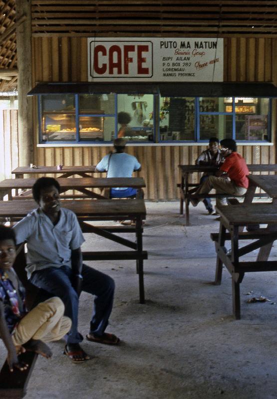 PNG6-090-Seib-1987.jpg - Main market, Lorengau, provincial capital of Manus Province 1987 (Photo by Roland Seib)