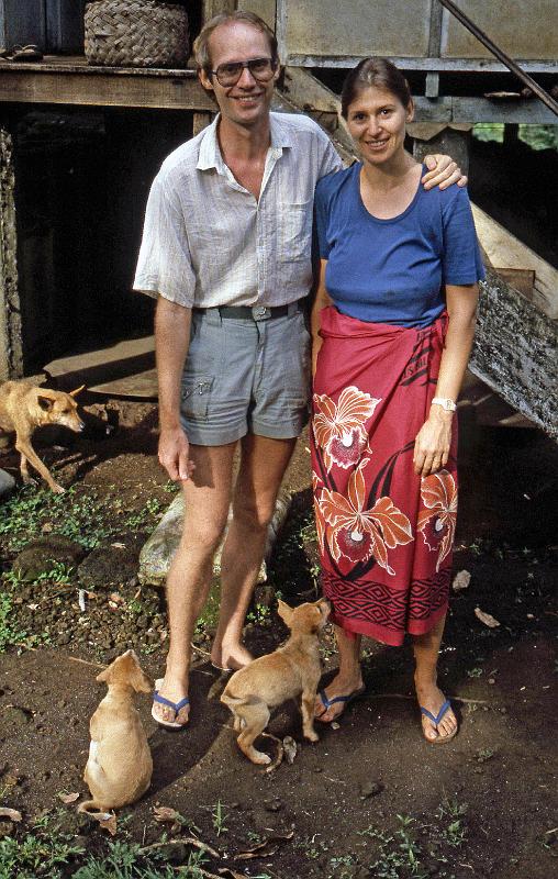 PNG6-097-Seib-1987.jpg - Researchers Pia and Ton Otto, village Lipan on Baluan Island, Manus Province, December 1987 (Photo by Roland Seib)