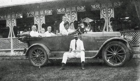 PNG7-52.jpg - Outside German Club, 1912, German governor, Hahl, seated behind the driver (source: http://www.pngaa.net/Photo_Gallery/QueenEmma/photo24.html; 12.2.2013)