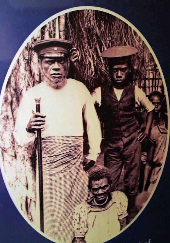 PNG7-53.jpg - Fero Tokinkin (left), the luluai of Raluana, Governor Hahl´s main advisor (source photo: exhibition “Tupela Poroman. Old Ties and New Relationships”, East New Britain Historical and Cultural Centre, Kokopo)(Photo by Roland Seib)