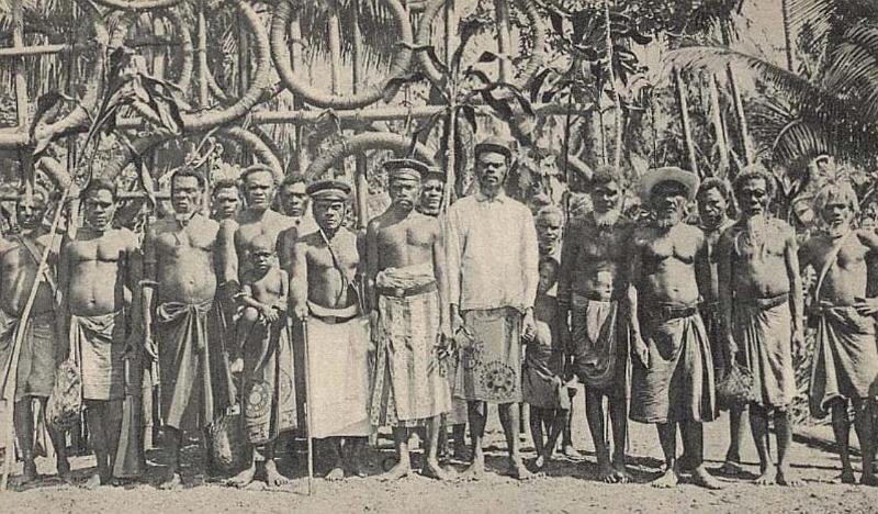 PNG7-55.jpg - People of the Gazelle Peninsula at a remembrance ceremony  (source photo: exhibition “Tupela Poroman. Old Ties and New Relationships”, East New Britain Historical and Cultural Centre, Kokopo)(Photo by Roland Seib)