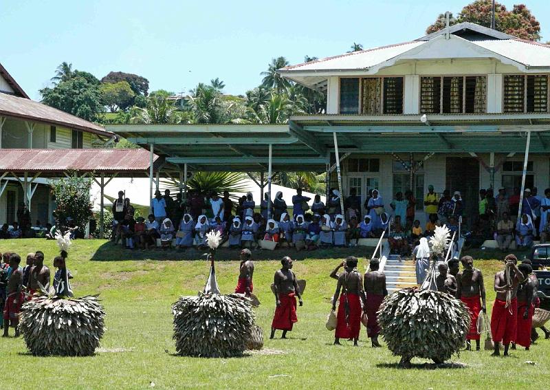 PNG8-32-Seib-2012.jpg - Traditional dancing on the occasion of 100 years of the congregation "Daughters of Mary Immaculate" (FMI), Vunapope (Photo by Roland Seib)