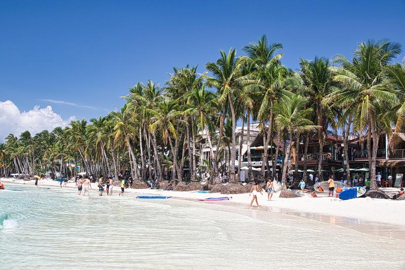 Philippines2-25c-Unterkoefler-2024.jpg - White Beach, Boracay Island (Photo by Dieter Unterkoefler)