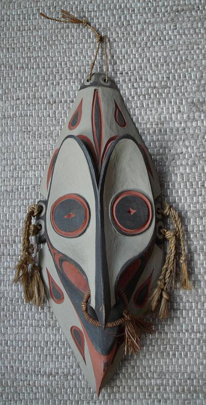 Kunst-17-Seib-Damaru.jpg - Wooden mask, Kelly Damaru, Tams village, East Sepik province 1997, h 53 × w 21 (Photo by Roland Seib)