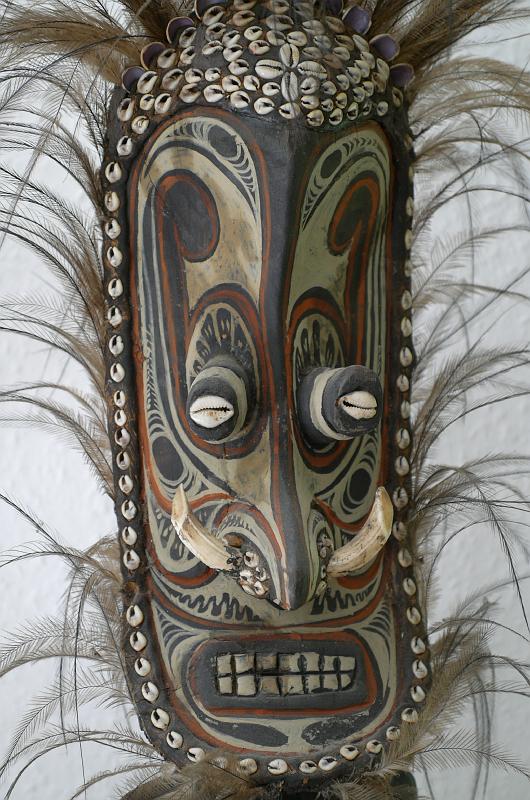 Kunst-18-Seib-unknown.jpg - Wooden sculpture, Sepik River, unknown artist, Madang 2005, w 58 × h 14 (Photo by Roland Seib)