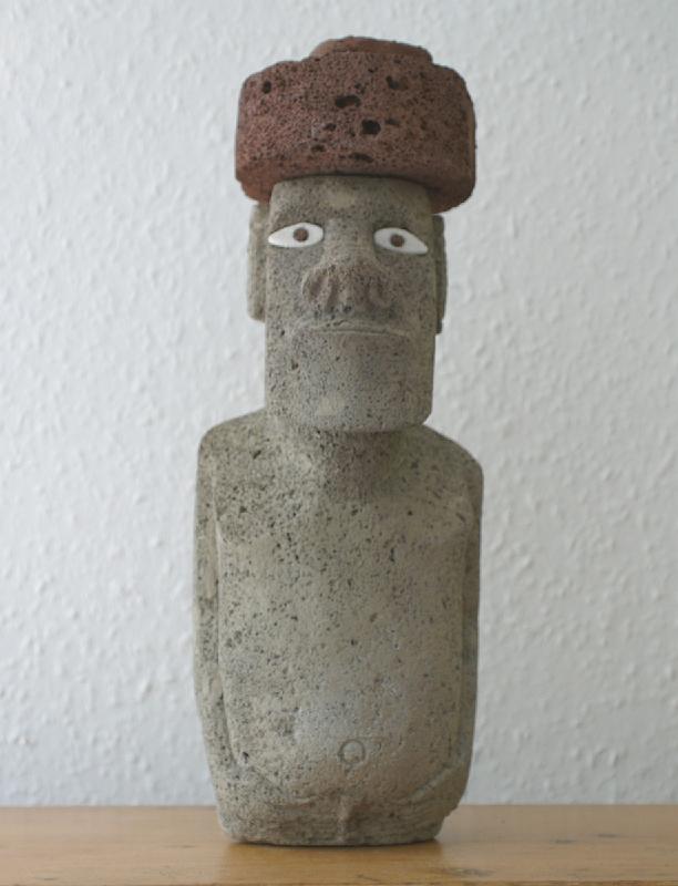 Kunst-21-Seib-unknown.jpg - Moai sculpture, Easter Island, unknown artist, Hanga Roa 2000, tuffstone, h 33 × w 11,5 × d 10 (Photo by Roland Seib)