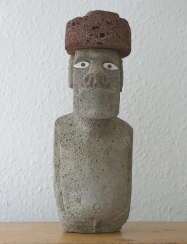 Kunst-22-Seib-unknown.jpg - Moai sculpture, Easter Island, unknown artist, Hanga Roa 2000, tuffstone, h 33 × w 11,5 × d 10 (Photo by Roland Seib)