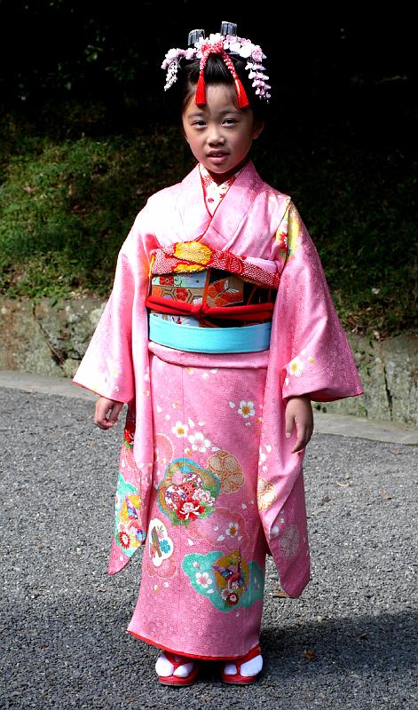 seib-2008-japan-02.JPG - Girl in feastday clothing, Meiji shrine, Tokyo (© Roland Seib)