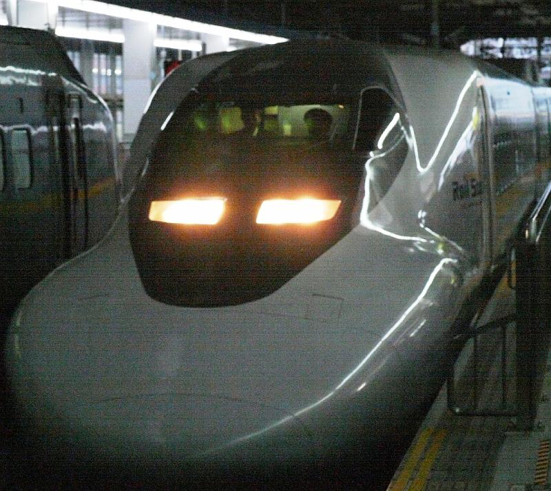 seib-2008-japan-13.JPG - Bullit train Shinkansen, Hakata train station (© Roland Seib)