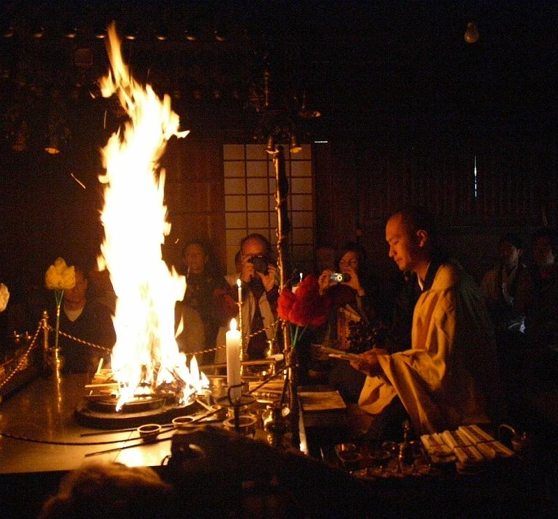 seib-2008-japan-46.JPG - Early morning prayers: Goma fire ritual (© Roland Seib)