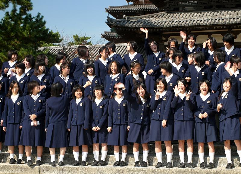 seib-2008-japan-48.JPG - School girls in front of Hōryū-ji (Flourishing Law Temple), originally founded in 607 AD, one of the most celebrated Buddhist temples in Japan near Nara (© Roland Seib)