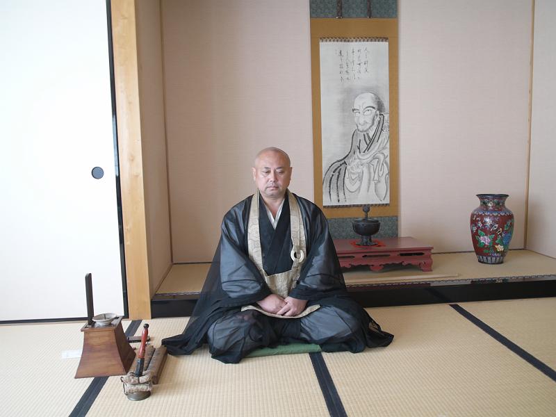 seib-2008-japan-54.JPG - Zazen monk, Kyoto (© Roland Seib)